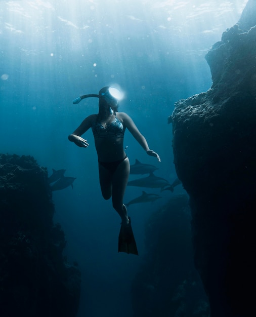 Foto gratuita mujer de tiro completo con equipo de buceo