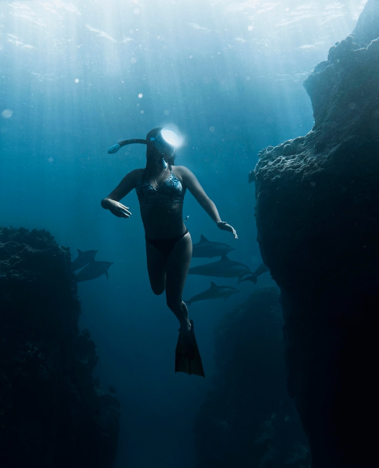 Foto gratuito mujer de tiro completo con equipo de buceo