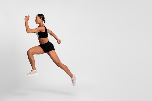 Mujer de tiro completo con equipo para correr