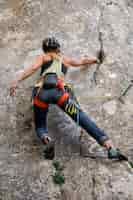 Foto gratuita mujer de tiro completo escalando en las montañas