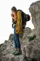 Foto gratuita mujer de tiro completo escalando en las montañas