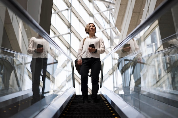 Mujer de tiro completo en las escaleras