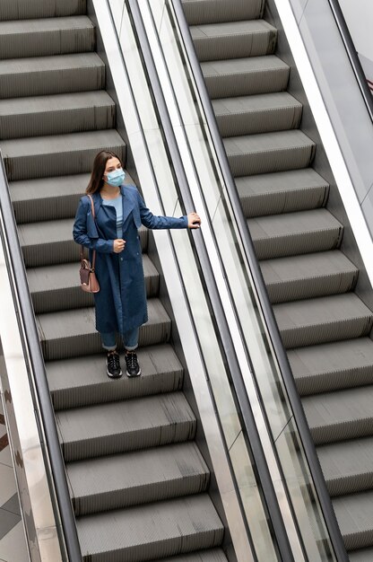 Mujer de tiro completo en las escaleras