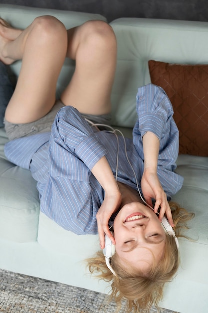 Mujer de tiro completo escuchando música