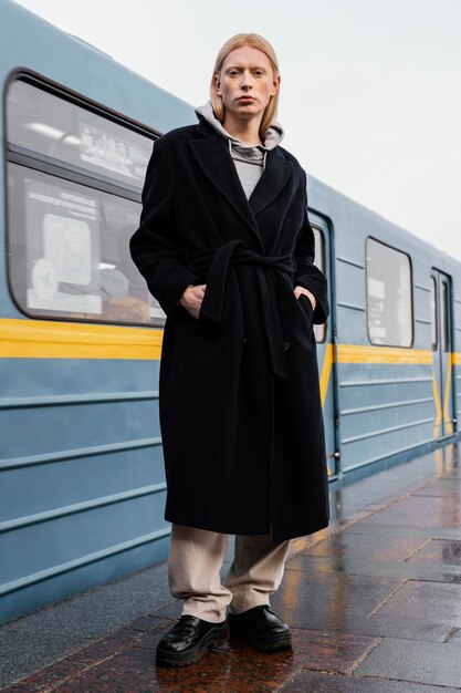 Foto gratuita mujer de tiro completo en la estación de tren