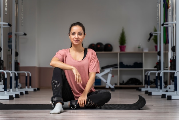 Mujer de tiro completo en estera de yoga