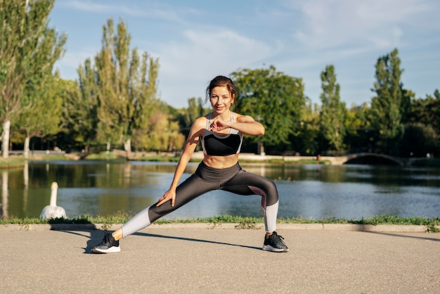 Mujer de tiro completo estirando sus piernas