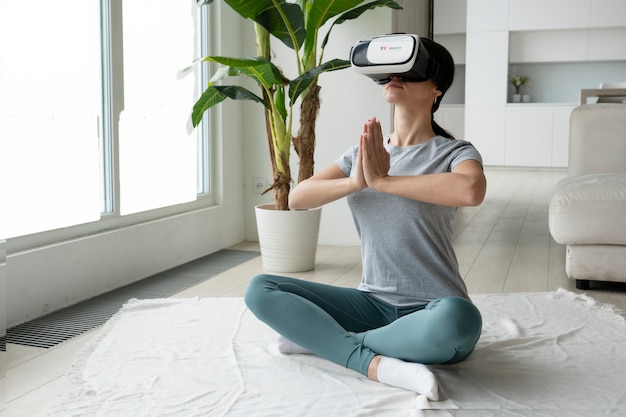 Mujer de tiro completo con gafas vr