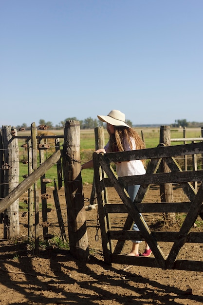 Mujer de tiro completo en la granja