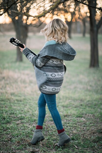 Mujer de tiro completo con guitarra