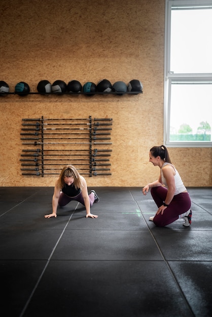 Foto gratuita mujer de tiro completo haciendo burpees