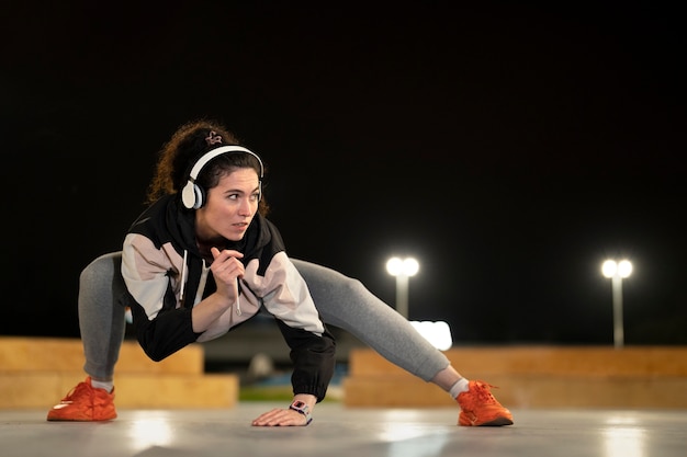 Mujer de tiro completo haciendo deporte al aire libre