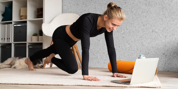 Foto gratuita mujer de tiro completo haciendo deporte