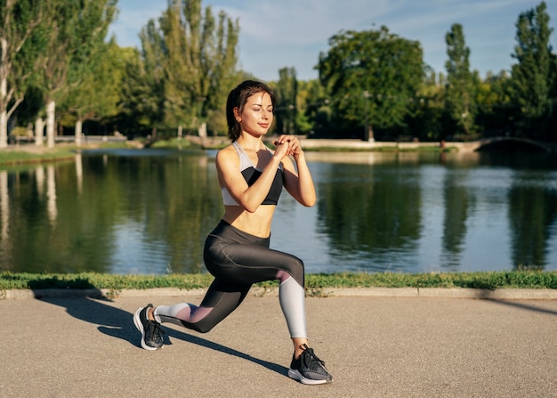 Foto gratuita mujer de tiro completo haciendo ejercicio en el parque