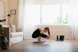 Foto gratuita mujer de tiro completo haciendo yoga