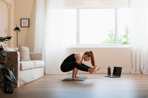 Mujer de tiro completo haciendo yoga