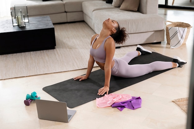 Foto gratuita mujer de tiro completo haciendo yoga