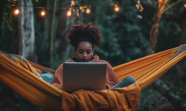 Mujer de tiro completo en hamaca trabajando