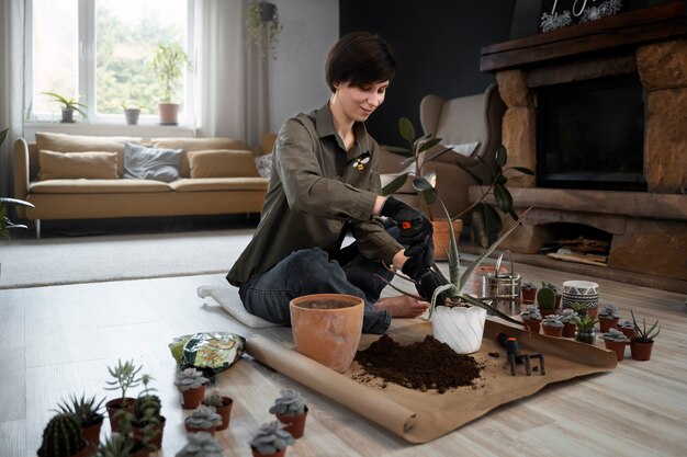 Mujer de tiro completo jardinería en casa