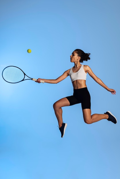 Mujer de tiro completo jugando al tenis