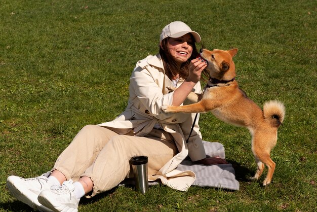 Mujer de tiro completo jugando con lindo perro