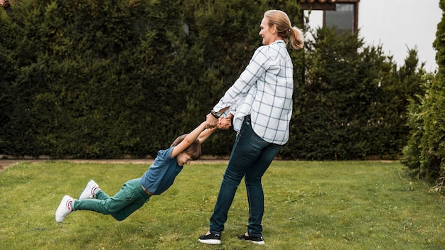 Foto gratuita mujer de tiro completo jugando con niños