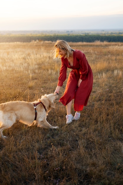 Mujer de tiro completo jugando con perro