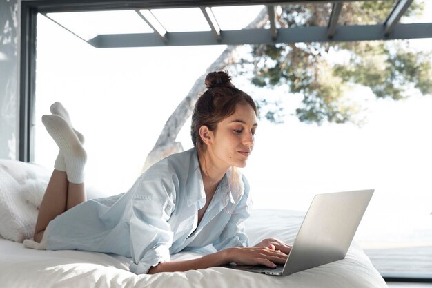 Mujer de tiro completo con laptop