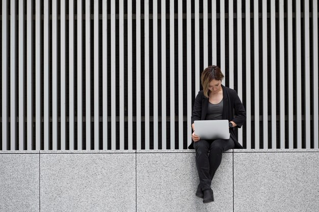 Mujer de tiro completo con laptop