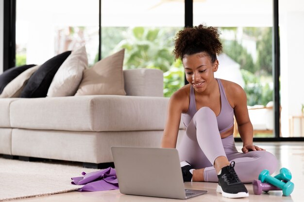 Mujer de tiro completo con laptop