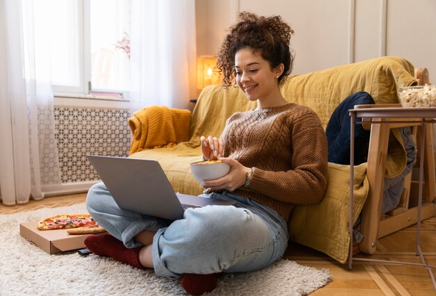 Mujer de tiro completo con laptop