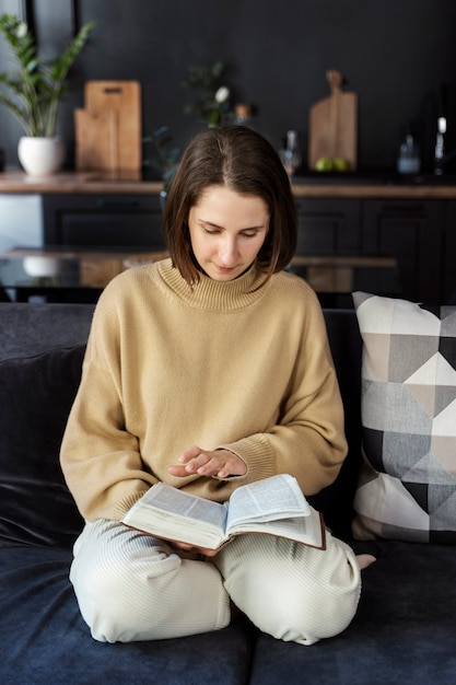 Foto gratuita mujer de tiro completo leyendo la biblia