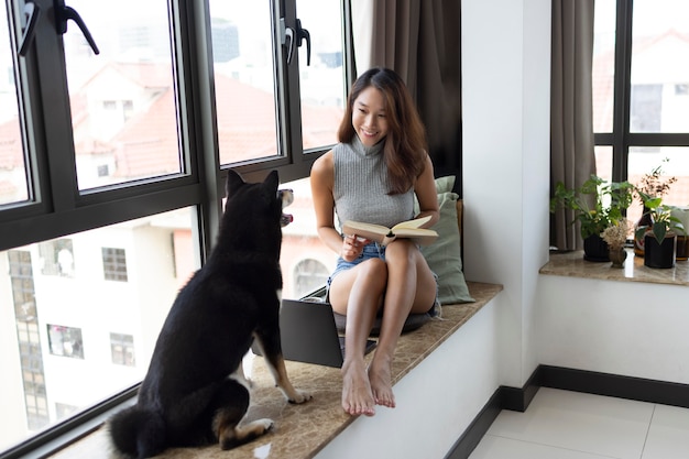 Mujer de tiro completo leyendo en interiores