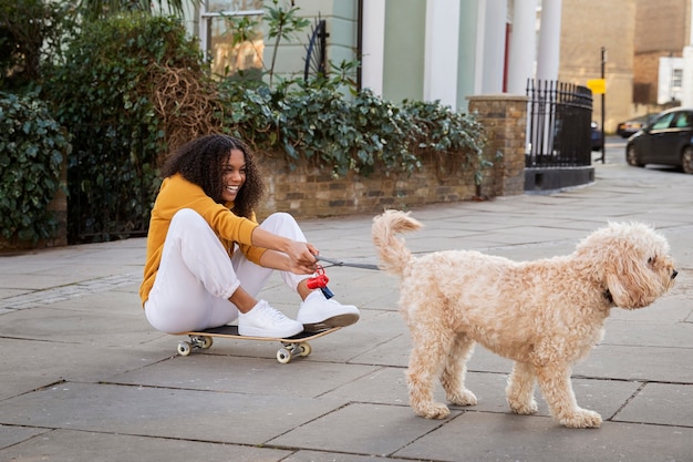 Mujer de tiro completo con lindo perro al aire libre