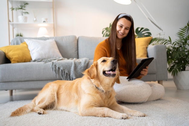 Mujer de tiro completo y lindo perro