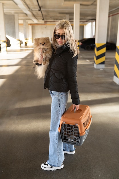 Mujer de tiro completo con lindo perro