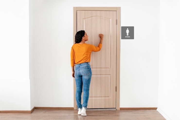 Foto gratuito mujer de tiro completo llamando a la puerta del baño