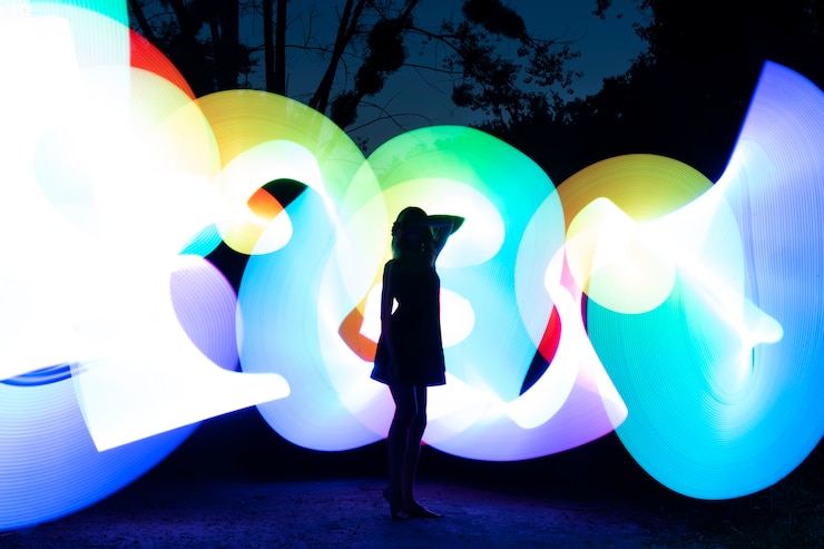 Foto gratuito mujer de tiro completo con luces de colores.