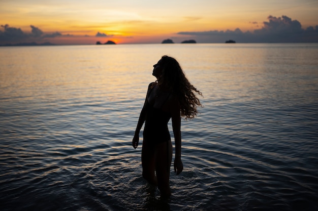 Foto gratuita mujer de tiro completo en el mar.