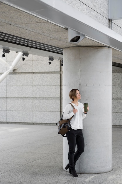 Mujer de tiro completo con matraz de café