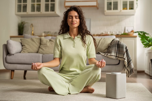 Foto gratuita mujer de tiro completo meditando en casa