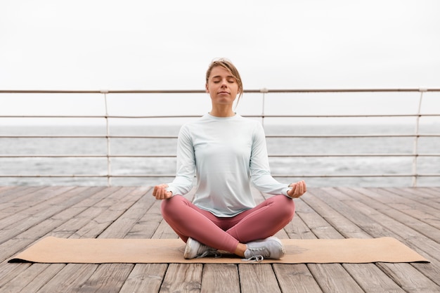 Foto gratuita mujer de tiro completo meditando estilo de vida