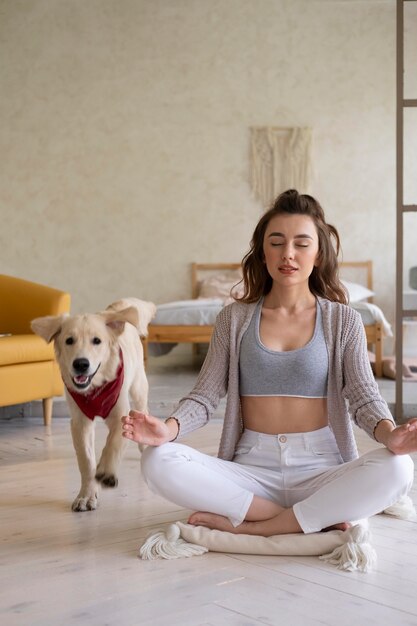 Mujer de tiro completo meditando en el piso