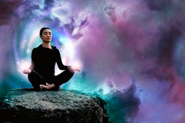 Mujer de tiro completo meditando en roca