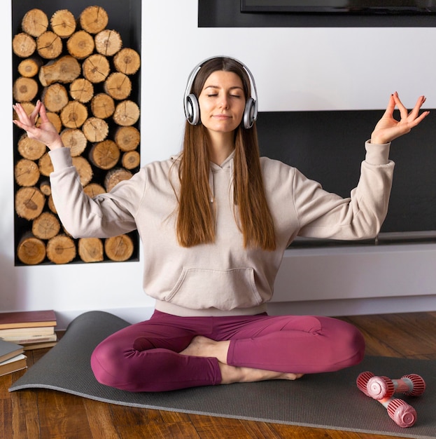 Mujer de tiro completo meditando