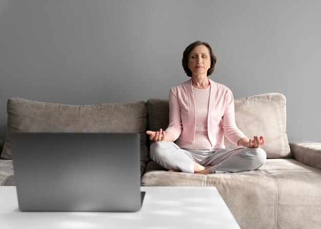 Mujer de tiro completo meditando