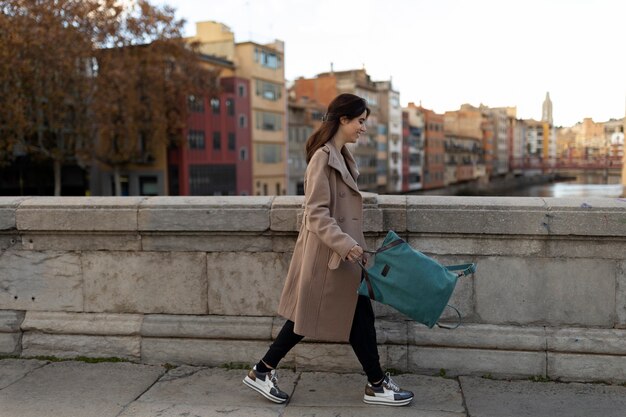 Mujer de tiro completo con mochila