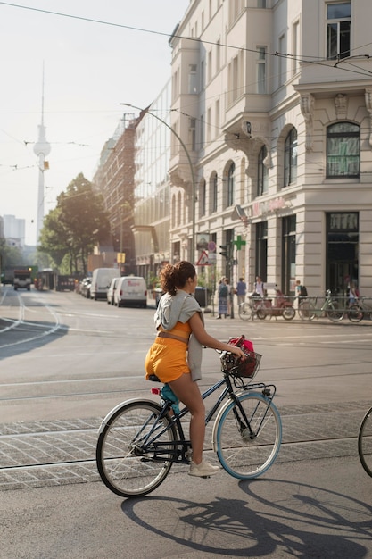 Mujer de tiro completo montando bicicleta