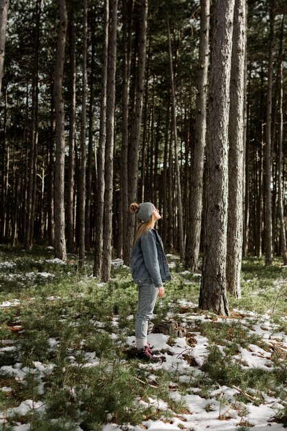 Mujer de tiro completo en la naturaleza