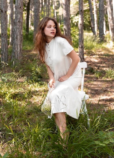 Mujer de tiro completo en la naturaleza